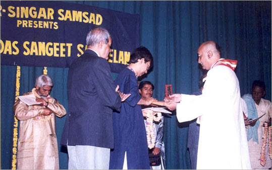 Receiving 'Surmani' Title from Goswami Gokulotsav Maharaj at Swami Haridas Sangeet Sammelan, Mumbai, December 2001